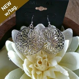 *SALE* NEW Silver-tone Earrings w/ intricate pattern!